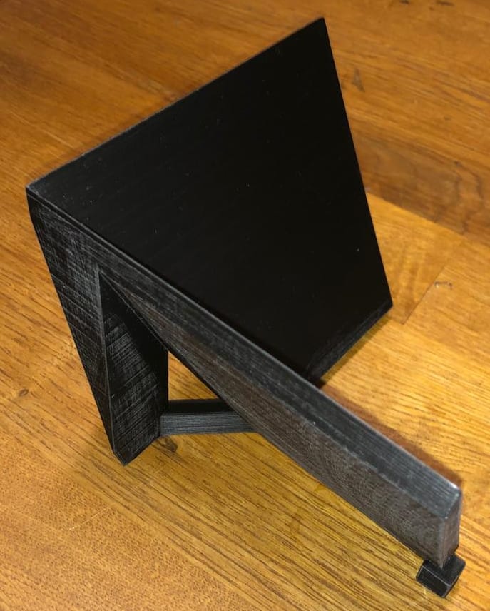 Un elemento del contenitore appena stampato in 3D, in PLA resistente alle alte temperature.