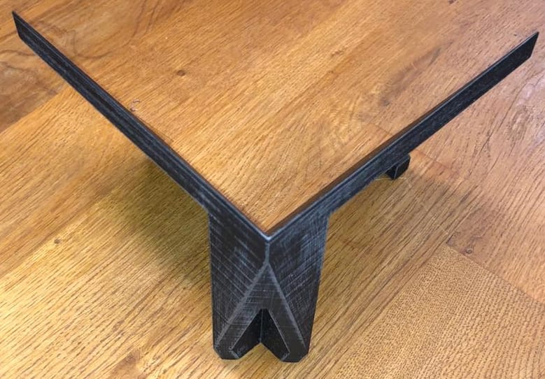 Il supporto angolato dei pannelli stampato in 3D.