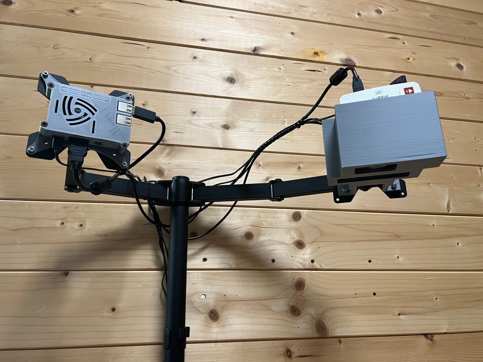 I due bracci visti da vicino: il case del Raspberry Pi e il contenitore del proiettore, entrambi stampati in 3D.