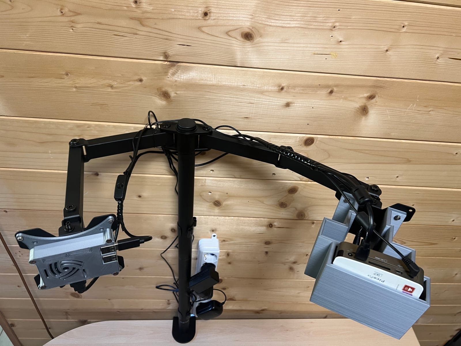 Il case del Raspberry Pi stampato in 3D, fissato all'attacco VESA del braccio.