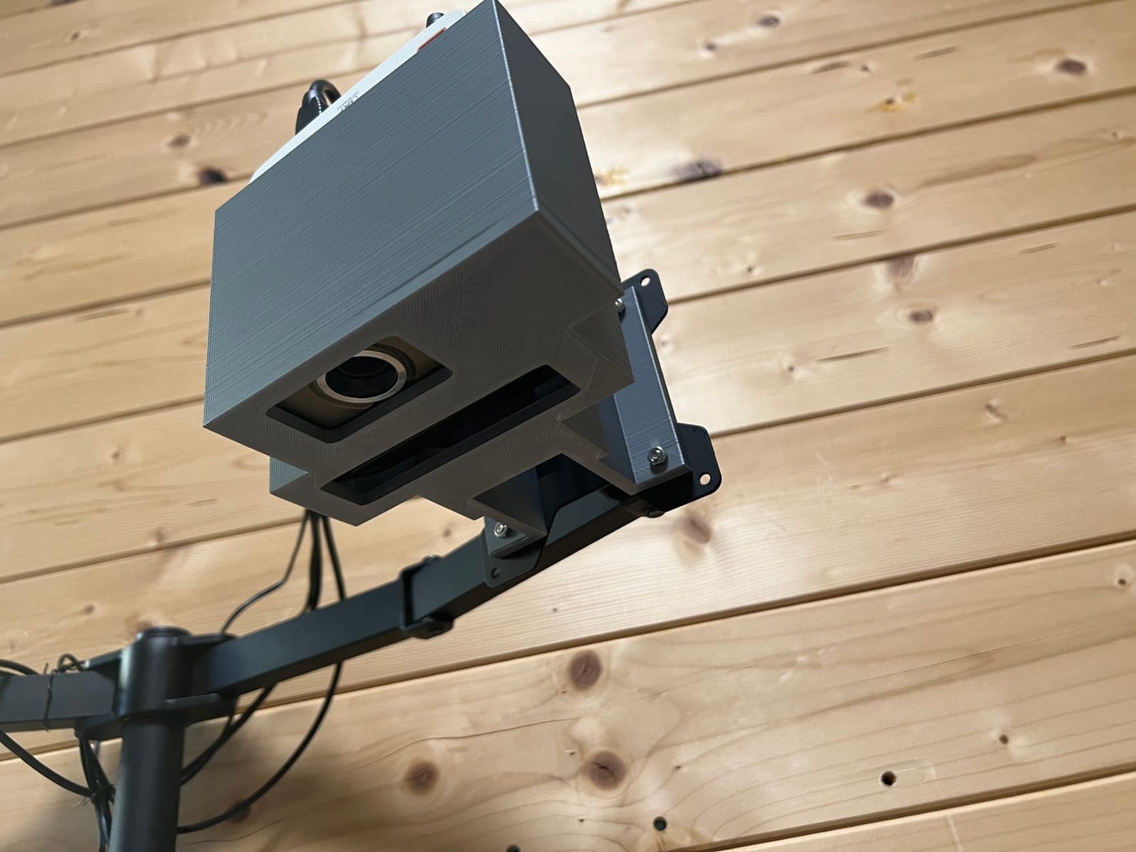 Il proiettore e la camera alloggiati nel supporto stampato in 3D, puntati verso il banco.